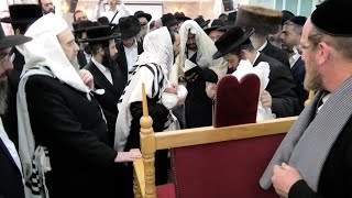 הגאון הינוקא במפגש מיוחד בברית עם הגרי"מ שכטר, שקיבלו בידידות ובמאור פנים