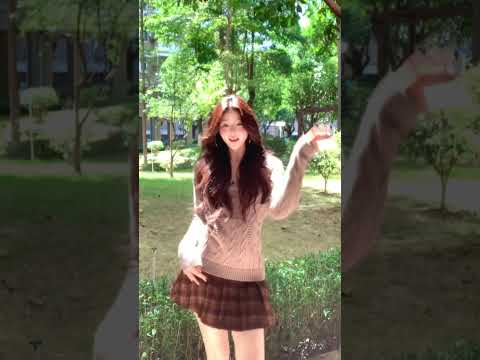 当女人媚起来&hellip; #傻狗摇 #短裙 #美丽的年纪25岁 #甜辣妹 #shortsvideo #dance