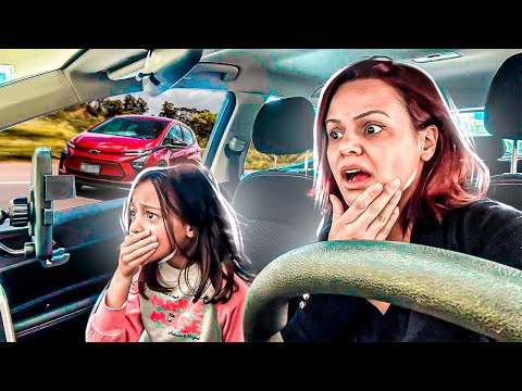 ALGO BIZARRO ACONTECEU DURANTE NOSSA VIAGEM PARA O RESORT - *novelinha* - Lara e família