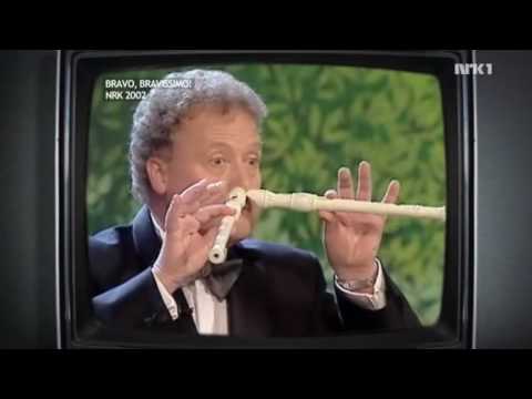 Dan Børge Akerø spiller blokkfløyte med nesen