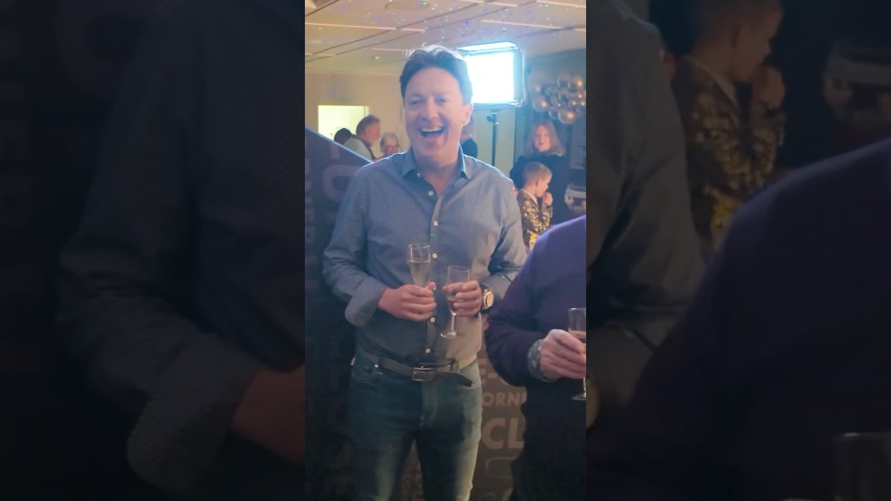 Close-up magician at a 50th birthday - Streetly, Sutton Coldfield