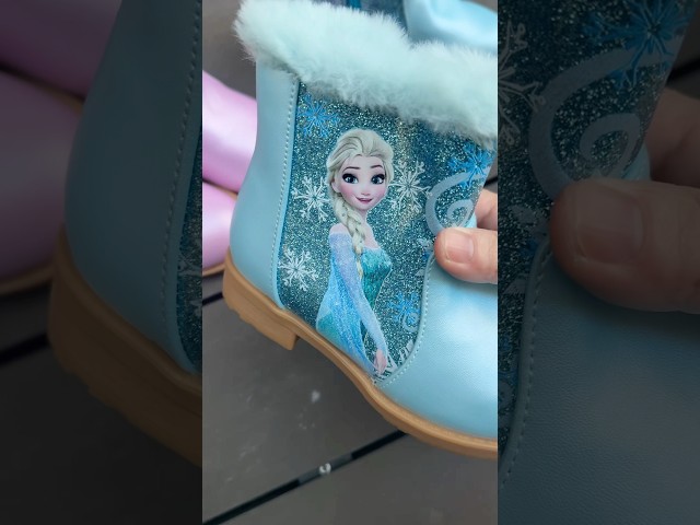 Vídeo relacionado con Get Trend Disney Princess Albornoz Niña con Capucha Polar Suave, Bata de Casa para Invierno con Bolsillos y Cinturón, Regalo para Niñas (4-5 Años, Rosa Claro Disney Princess)