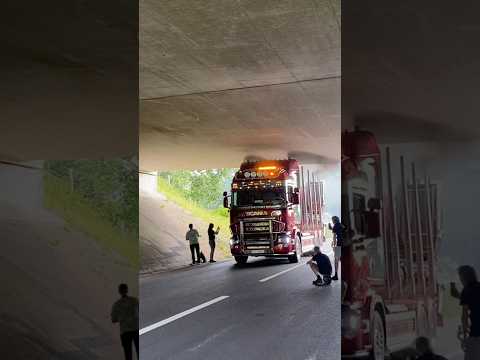Pure Scania V8 sound, leaving Assen. #loud #v8 #assen #openpipe #truckstyle #scania