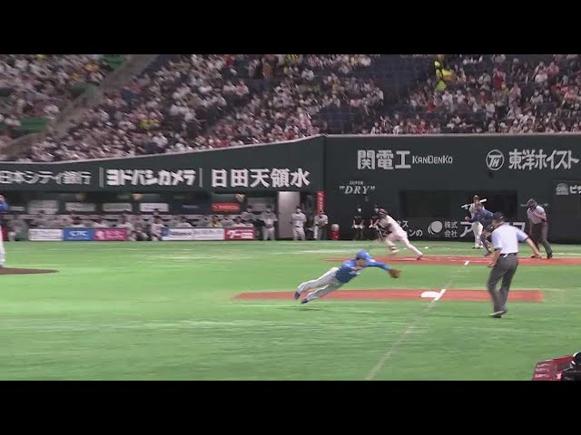 【1回裏】ファイターズ・谷内亮太 先頭打者出塁を阻止!! 3塁線の打球をダイビングキャッチ!! 2022年8月21日 福岡ソフトバンクホークス 対 北海道日本ハムファイターズ