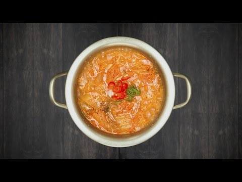 Ensopado de Kimchi com carne de porco / 돼지고기김치찌개