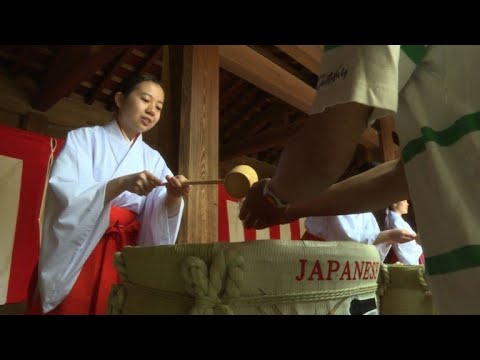 Japanese see in new era with sake and horseback archery