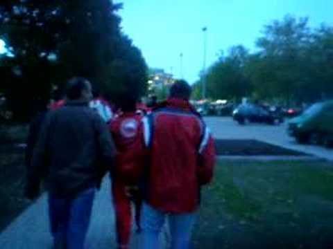 fans of olympiakos walking to wesserstadion