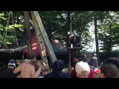 Kaltenberg 2013 - Die Schwarzen Ritter Teeren und Federn den Kräuterbratenverkäufer - Teil 1