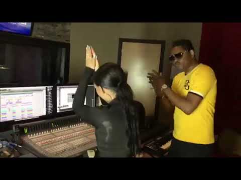 A musica da abertura do Verão ja esta pronta Shellsy Baronet featn Mc Roger