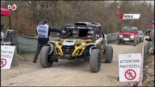 Ralli Aracı, Yarış Alanına Giren Sivil Kamyonetle Çarpıştı