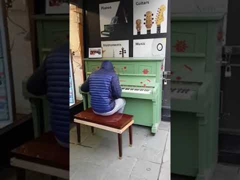 Street Piano Player's Marvellous Medley Goes Viral