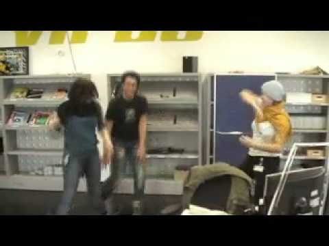 DRS VIRUS Team versucht, Tecktonik zu tanzen!