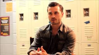 Michael Malarkey parle de la relation Caroline - Enzo