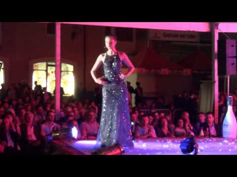 ELISA MURIALE IN PASSERELLA A MISS FRAGOLA 2014 : PEVERAGNO (CN) 24 - 9 - 2013.