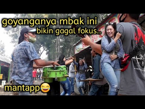 VIRAL!! Mbak Ini Joget Bareng Pengamen Jalanan