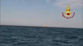 L'incendio a Civitella di Romagna e il Canadair che preleva l'acqua dal mare davanti alla spiaggia