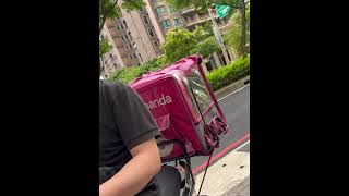 熊貓外送員瀟灑的背影