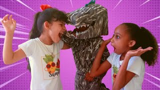 Brincando de pega pega com um Dinossauro | Dhully Sophia.