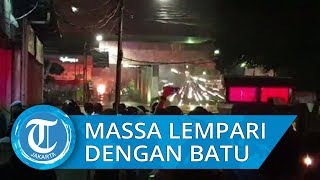 Balas Tembakan Gas Air Mata Polisi, Massa Aksi Lempari Petugas dengan Batu