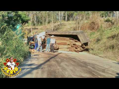 Caminhão tomba na Estrada Marta Maria de Jesus em Juquitiba