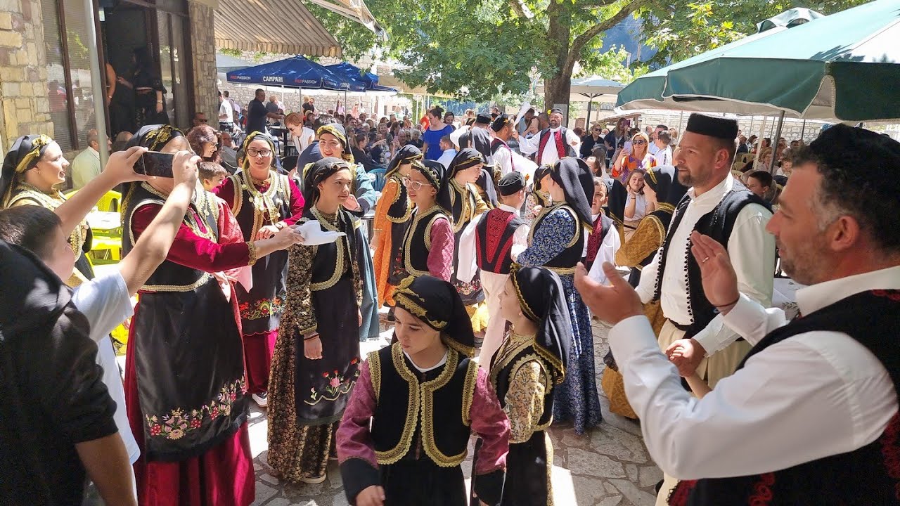 15/08/2022 - Χορός γύρω από τον πλάτανο