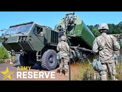 Soldaten der US Army Reserve bauen verbesserte Bandbrücke.