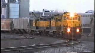 preview picture of video 'TP&W GP20's gets its train underway at Peoria, IL. 12/04/1998'