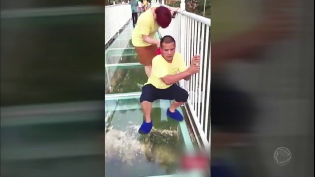 Ponte de vidro na China simula rachar enquanto as pessoas passam