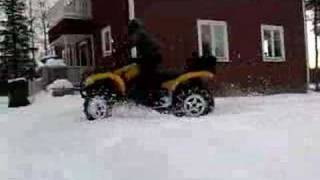 preview picture of video 'T kör ATV på snöbana'