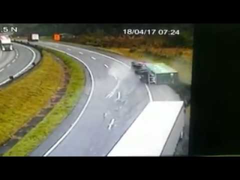 Câmera flagra acidente com caminhão na Régis Bittencourt Br 116