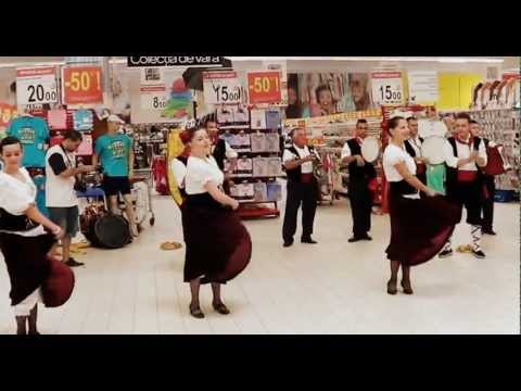 Gruppo folk pietraperzia in Romania