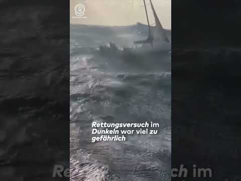 SEGLER IN SEENOT: Segeljacht im Sturm vor Australien manövrierunfähig – Polizei greift ein! #shorts