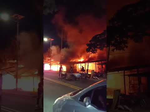 Incendio consume varios locales de venta de bizcochos y artesanías en Altamira #huila