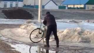 preview picture of video 'ржач бухой мужик с велосипедом г.Мелеуз ост каран'