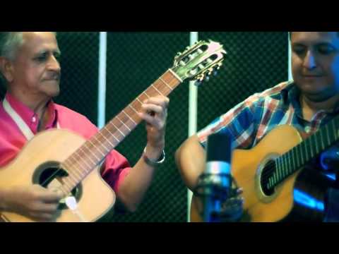 A Punta De Trago -  El Charrito Negro (Video Oficial)