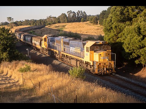 XR553 & XR550 make a slow crawl up Warrenheip Bank with 9148 loaded grain to North Geelong- 14/1/23