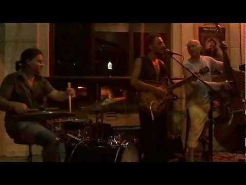 Мимо, a.k.a. Jango Ze ...