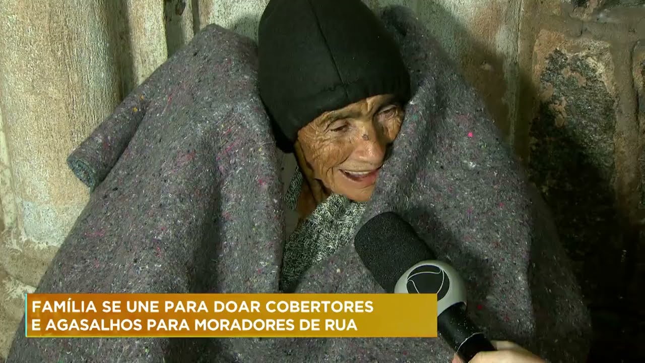 BH: Família doa cobertores e agasalhos para moradores de rua