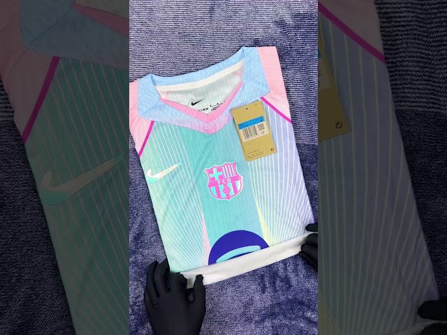 Vídeo relacionado con CyP Brands- FC Barcelona, Muñeco de Peluche, Dragón, 25 cm, Color blaugrana, Producto Oficial