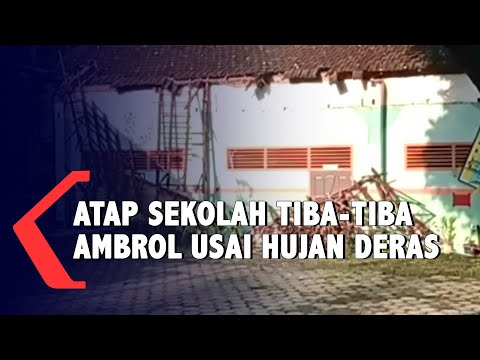 Diguyur Hujan Deras Atap Sekolah di Blitar Ambruk