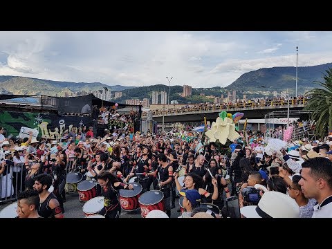 Two large groups of dancers completed the #FeriaDeLasFlores in the # DesfileDeSilleteros2017