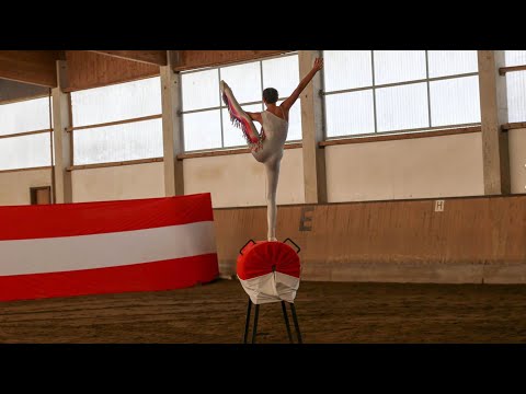 Voltigieren - Turnen auf dem Pferd. Meisterin Lena aus Innsbruck: Training nicht ohne Schmerzen.