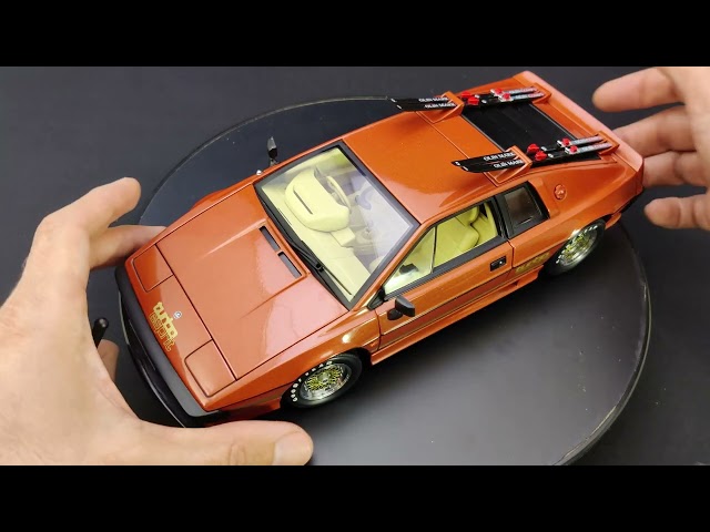 Vídeo relacionado con Johnny Lightning 1980 Lotus Turbo Esprit S3 Naranja Metálico con Rayas James Bond 007 "for Your Eyes Only (1981) Película Pop Culture 2022 Release 1 1/64 Diecast Model Car
