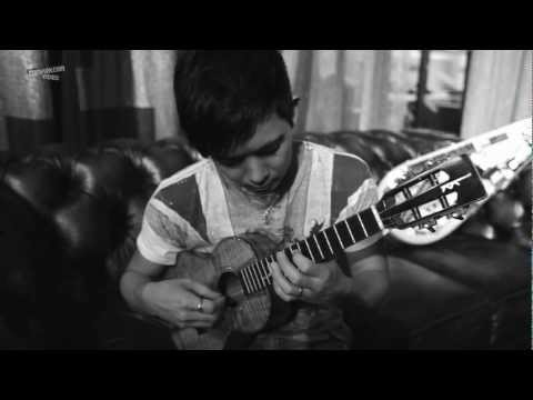 Jake Shimabukuro plays Nirvana : Smells Like Teen Spirit on ukulele On Complex