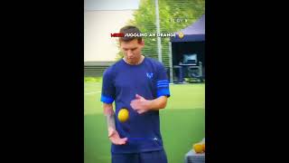 Download lagu Mesut Ozil's Juggle With A Piece Of Gum🤫🥶 #shorts #football #soccer mp3