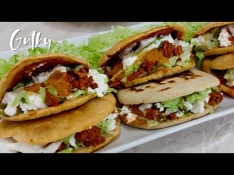 Antojitos Mexicanos: Gorditas de Chicharrón Prensado + Salsa Verde y Roja