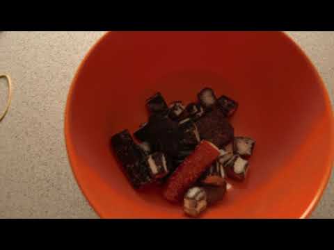 MongoTV_9519 - SPISER LILLE SKÅL MED RESTEN AF SLIK LØRDAG EFTERMIDDAG