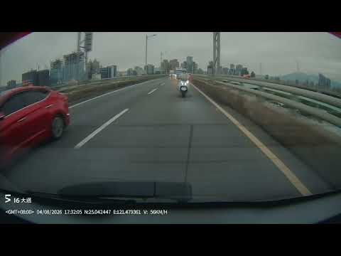 台64滑手機摔車