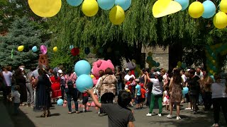 Հունիսի 1-ին Ս. Զորավոր Աստվածածին եկեղեցու բակում Արև-երեխաները 100 աղավնի բաց թողեցին երկինք