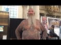 Cor (69) opvallende verschijning bij Tattoo Convention: "Bij 50 opgehouden met tellen"